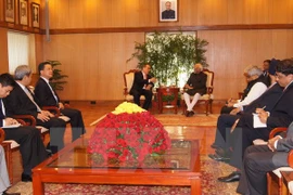 Le vice-président indien Hamid Ansari recoit le président du Comité central du Front de la Patrie du Vietnam Nguyên Thiên Nhân. Photo/VNA