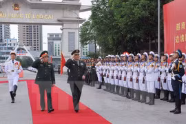 Le ministre vietnamien de la Défense Phung Quang Thanh (gauche) et son homologue chinois Chang Wan Quan. (Photo: Trọng Đức/VNA)