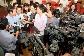 Des jeunes journalistes en activité. Photo : Dinh Huê/VNA