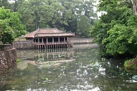 Le lac Luu Khiêm, un des ouvrages architecturaux relevant du tombeau de Tu Duc. Photo: Công Hâu/NDEL. 