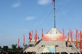 Cérémonie de lever du drapeau national sur la rivière Hiên Luong. Source: VNA