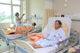 Les personnes âgées sont l’un des objectifs principaux du modèle de «médecin de famille». Photo : VNA
