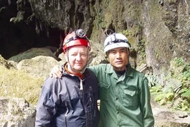 Hô Khanh (droite) et Howard Limbert. 