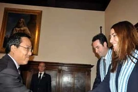 L’ambassadeur Nguyen Hoang Long est reçu par les capitaines-régents - chefs d’Etat du Saint-Marin, M. Teodoro Lonfernini et Mme Denise Bronzetti (Photo: P.Thanh/Vietnam+)
