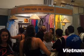 Le stand du Vietnam attire de nombreux visiteurs. Photo : VNA
