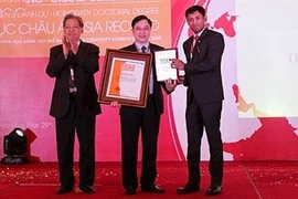 Phùng Tuân Giang (centre) reçoit le certificat de l’Organisation des records de l'Asie. Photo: VOV/CVN