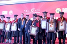 Les détenteurs de records vietnamiens se sont vu décernés des doctorats honoris causa. Photo : VNA