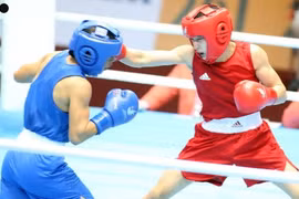 La boxeuse Le Thi Bang (droite) et son adversaire indienne (gauche) lors de la demi-finale dans la catégorie des moins de 51 kg. Photo : internet