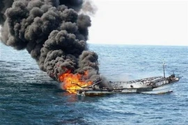 Le navire de pêche de la République de Corée "2006 NAM SEONG" s'enflamme. (Source: Sankei)