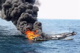 Le navire de pêche de la République de Corée "2006 NAM SEONG" s'enflamme. (Source: Sankei)
