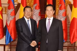 Le Premier ministre vietnamien Nguyen Tan Dung (droite) et son homologue cambodgien Hun Sen. (Source: VNA)