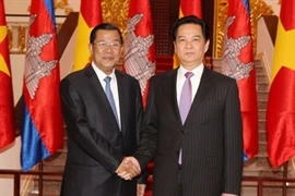 Le Premier ministre vietnamien Nguyen Tan Dung (droite) et son homologue cambodgien Hun Sen. (Source: VNA)
