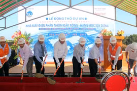 La cérémonie de la mise en œuvre de la zone auxiliaire de l’usine d’électrolyse de l’aluminium de Dak Nông. Photo: NDEL. 