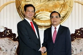 Entretien entre les deux PM vietnamien et laotien. (Photo: Duc Tam/AVI)