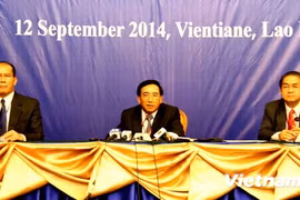 Le vice-Premier ministre et ministre laotien de l'Education et des Sports, Phankham Viphavanh préside le point presse sur l'ASED-8. (Photo: Hoàng Chương/Vietnam+)
