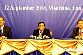 Le vice-Premier ministre et ministre laotien de l'Education et des Sports, Phankham Viphavanh préside le point presse sur l'ASED-8. (Photo: Hoàng Chương/Vietnam+)