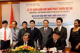 La cérémonie de signature du mémorandum entre le groupe malaisien Toyo-Ink et le ministère de l'Industrie et du Commerce. Photo : Ngoc Ha/VNA