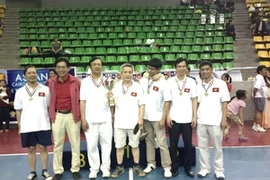L'équipe des cadres de l'ambassade du Vietnam au Caire, champion du tournoi d’amitié de ping-pong de l’ASEAN. Photo: Hoang Chien/AVI