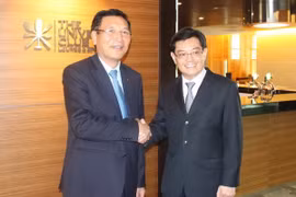 Le ministre vietnamien de l’Education et de la Formation Pham Vu Luân et son homologue singapourien Heng Swee Keat. Photo : VNA