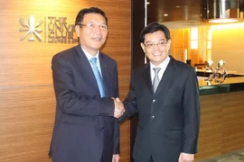 Le ministre vietnamien de l’Education et de la Formation Pham Vu Luân et son homologue singapourien Heng Swee Keat. Photo : VNA