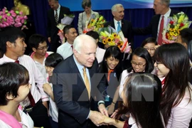 Le sénateur Républicain John McCain a rencontré vendredi les étudiants de l’Université des sciences sociales et humaines, relevant de l’Université nationale de Ho Chi Minh-Ville. (Source : VNA)
