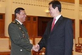 Le Premier ministre Nguyen Tan Dung et le général Neang Phat. (Photo: Duc Tam/AVI)