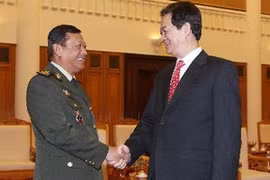 Le Premier ministre Nguyen Tan Dung et le général Neang Phat. (Photo: Duc Tam/AVI)