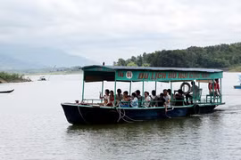 Les touristes découvent les îlots de terre surgissent sur le lac Nui Coc 