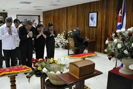 Le président de la Cour populaire suprême Truong Hoa Binh, en visite de travail à Cuba, a rendu un hommage posthume à l'héroïne de la Moncada Melba Hernandez. Photo : VNA