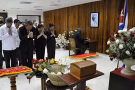 Le président de la Cour populaire suprême Truong Hoa Binh, en visite de travail à Cuba, a rendu un hommage posthume à l'héroïne de la Moncada Melba Hernandez. Photo : VNA