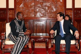Le président Truong Tan Sang et l'ambassadeur du Burkina Faso (Source: VNA)