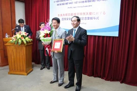 Le général Tran Dai Quang remet l'insigne "Protection de la sécurité de la Patrie" à l'ambassadeur spécial Vietnam-Japon, Sugi Ryotaro. 