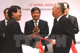 Le ministre vietnamien du Plan et de l'Investissement Bui Quang Vinh et le ministre singapourien du Commerce et de l'Industrie Lim Hng Kiang assistent à la cérémonie de singature de l'Accord de connectivité économique Vietnam-Singapour.