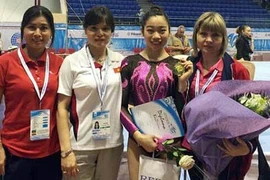 Phan Thi Hà Thanh (2e, à droite) et ses entourages prennent une photo avec sa médaille d’or. Photo: tdtt.gov. 
