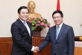 Le ministre vietnamien des Affaires étrangères Pham Binh Minh reçoit le secrétaire permanent du ministère thaïlandais des AE Sihasak Phuangketkeow. (Source: VNA)