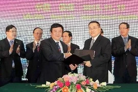 La cérémonie de signature de la Déclaration du Festival d'amitié Vietnam-Chine 2012. (Source: AVI)