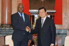 Le président du Vietnam, Truong Tan Sang, a reçu mardi à Hanoi le ministre angolais de l'Intérieur, Angelo de Barros V. Tavares, en visite de travail au Vietnam. Photo : VNA