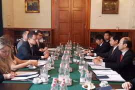 Le vice-ministre Bui Thanh Son travaille avec la partie hongroise. (Photo : Vietnam+)