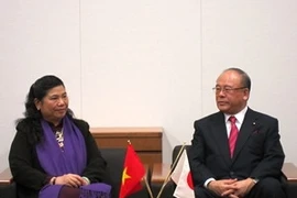 La vice-présidente de l'AN Tong Thi Phong reçoit le président de l'Alliance des parlementaires d'amitié Japon-Vietnam, Tsutomu Takebe (Photo: Thanh Tung/AVI) 