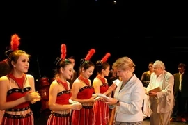 Représentant du Comité français pour le Village d'amitié de Van Canh remet des souvenirs aux artistes. (Photo: Trung Dung/Vietnam+)
