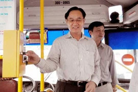 Hanoi lance les billets mensuels électroniques sur la ligne de bus de Giap Bat-Câu Gie. Photo: VNA/CVN 