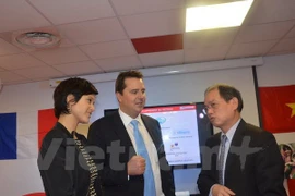 le président-directeur général du groupe français Linagora, Alexandre Zapolsky, et l’ambassadeur du Vietnam en France, Nguyên Ngoc Son. Source: VNA