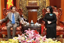 La vice-présidente de l'AN Nguyen Thi Kim Ngan reçoit l'ambassadeur des EAU au Vietnam, Khalid Ibrahim Abdulaziz Shohail Al-Qahtani. Photo : VNA