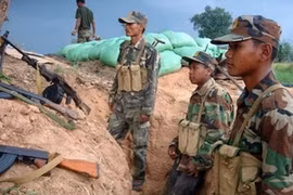 Les soldats cambodgiens dans la zone frontalière litigieuse relevant de la province d'Oddar Meanchey, le 1er mai. (Photo: AFP/AVI)