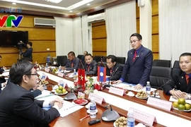 Les jeunes de Hanoi et de Vientiane main dans la main