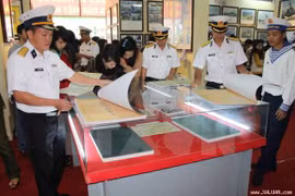 Des documents sur la souveraineté maritime du Vietnam exposés à Hoa Binh