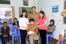  Des fauteuils roulants aux personnes handicapées à Lam Dong