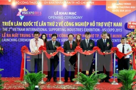 Ouverture de l'exposition internationale sur l’industrie auxiliaire Vietnam 2015