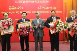 Le Vietnam honore certains responsables laotiens