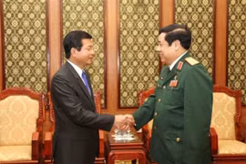 Le général Phung Quang Thanh reçoit l’ambassadeur du Lao​s
